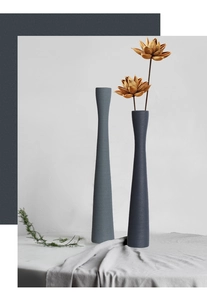 Dettaglio di alti vasi nordici in ceramica spazzolata opaca per composizioni di fiori