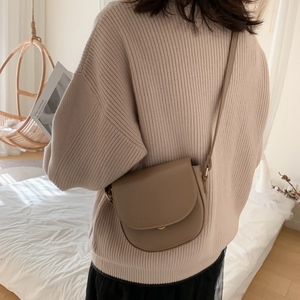 Schicke khakifarbene PU-Leder Satteltasche für Damen mit goldenen Beschlägen und Gurt