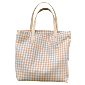 Borsa tote giapponese a quadretti beige con manici in pelle marrone su sfondo bianco