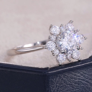 Macro di anello a fiore in argento con zirconi scintillanti in scatola blu scuro