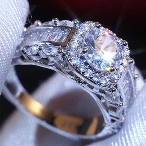 Elegante Anello In Ottone Zirconia Fidanzamento Per Donne Con Pietra Principale Rotonda E Halo Più Pietre Laterali Baguette Gioielli