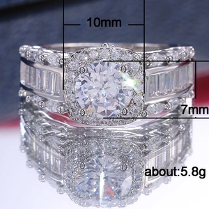 Anello di fidanzamento quadrato in argento con pietra centrale tonda e micro-pavé di zirconi