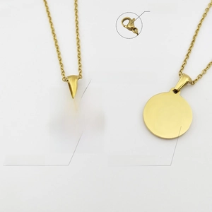 Détail d'un collier plaqué or 18K avec pendentif lettre B et fermoir mousqueton robuste
