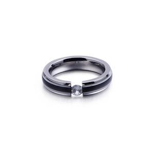 Bague minimaliste en acier inoxydable avec bande émail noir et zircone cubique sertie