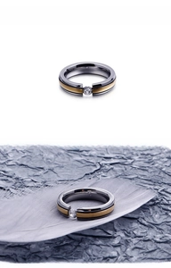 Détail d'une bague bicolore en acier inoxydable avec un oxyde de zirconium serti