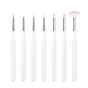 Gedetailleerde set van 7 professionele nail art kwasten met witte handgrepen en roze haren