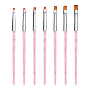 Detail van 7 professionele nail art-penselen met roze kristallen handvatten en platte tips