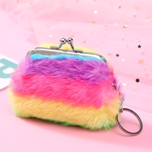Regenboog pluche portemonnee met metalen kliksluiting en sleutelhanger op roze achtergrond