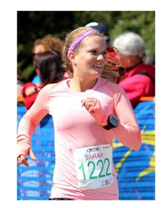 Sparkly purple sequin elastic headband worn by a runner in an outdoor sports marathon