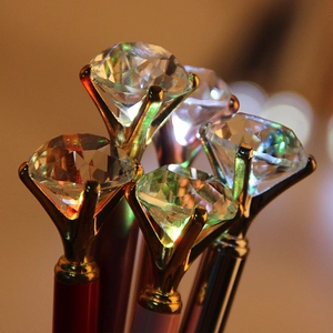 Nahaufnahme von Kugelschreibern aus Metall mit großem Kristall-Diamanten in Gold und Roségold