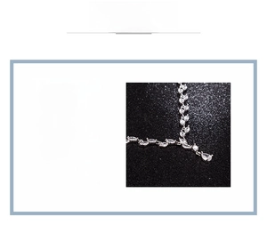 Dettaglio macro della collana a foglia con zirconi taglio marquise e base in rame