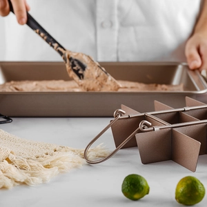 Non-stick carbon steel brownie baking pan with dividers for uniform cake slices