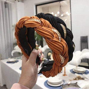 Cerchietto largo intrecciato arancione e nero con catena in metallo dorato e seta