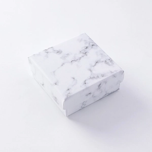 Scatola porta gioielli quadrata minimalista con elegante trama in marmo bianco lucido