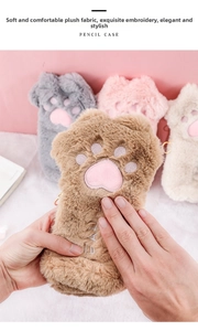 Dettaglio degli astucci a forma di zampa di gatto in morbido peluche in vari colori