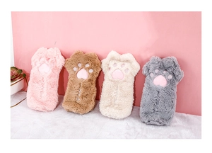 Guanti di peluche a zampa di gatto in rosa, marrone, beige e grigio su tappeto bianco