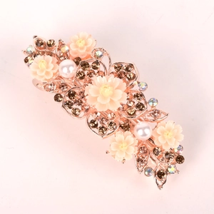 Dettaglio di pettine per capelli floreale con petali rosa, perle e cristalli su oro rosa