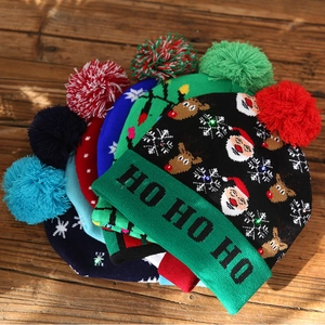 Détail du bonnet de Noël tricoté à LED avec motif Ho Ho Ho et lumières colorées