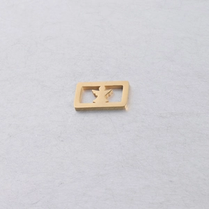 Vue détaillée d'un pendentif carré doré avec ange découpé pour bracelets DIY