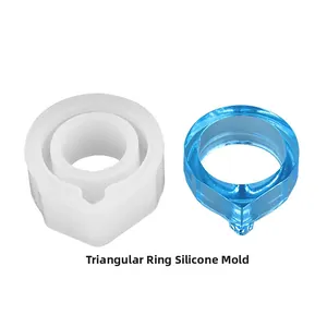 Macro-opname van een siliconen mal voor een driehoekige ring en blauw harskunstwerk