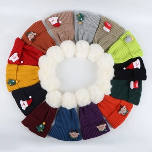 Détail de bonnets de Noël en tricot colorés avec pompons blancs et motifs festifs