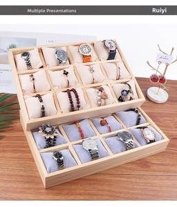Makroaufnahme des 12-Slot Uhren-Display-Tabletts aus Holz mit weichen Samtkissen