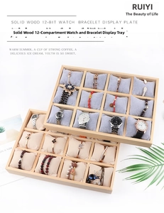 Detailansicht der 12-Slot Uhrenbox aus Holz mit Samtkissen und gestuften Trennwänden