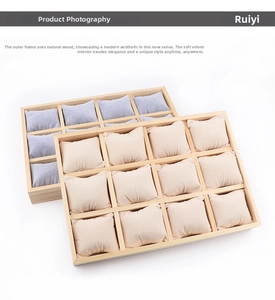 Detailansicht der 12-Slot Uhrenschale aus Holz mit hellblauen und beige Samtkissen