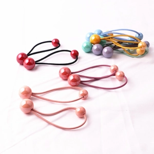 Dettaglio di elastici per capelli colorati con perline lucide per bambine in vari colori