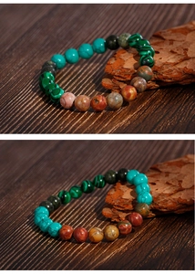 Détail macro d'un bracelet en perles de malachite et turquoise sur fond bois rustique