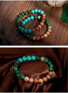 Vue détaillée de bracelets en perles de turquoise et pierres naturelles sur bois et satin