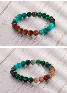 Détail de bracelet classique en perles de turquoise sur une surface en bois blanc
