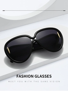 Détails de lunettes de soleil noires oversize avec charnières dorées élégantes