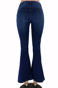 Vue arrière montrant les coutures et la texture du jean évasé bleu foncé pour femme
