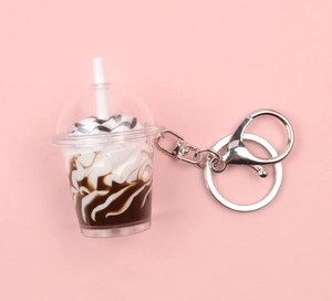 Détail du porte-clés mini tasse de thé au lait avec anneau sur fond rose