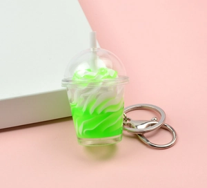 Détail d'un porte-clés mini gobelet de milkshake vert avec fermoir et anneau métallique