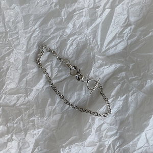 Detailed macro view of 925 silver knot heart bracelet featuring a stylish toggle clasp