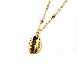 Collier avec pendentif coquillage cauri doré de style bohème et chaîne perlée fine