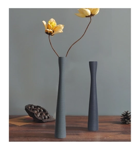 Dettaglio di vasi in ceramica carbonio opaco con trama granulosa e design a collo lungo