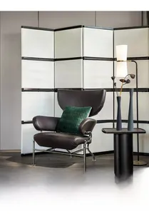 Poltrona moderna in pelle scura con cuscino ondulato verde per arredamento d'interni