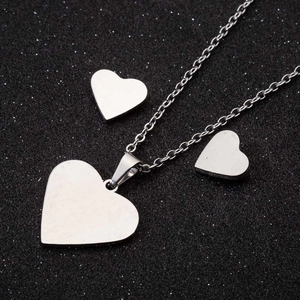 Ensemble collier avec pendentif cœur et boucles d'oreilles assorties en acier argenté chic