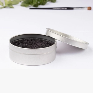 Silberne Metalldose mit schwarzem Aktivkohle-Schwamm zur Trockenreinigung von Make-up Pinseln