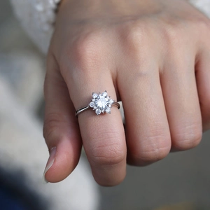 Elegante anello floreale in cristallo con pietra tonda e petali micro-pavé per donne