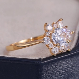 Dettaglio macro di un anello a fiore con zirconi incastonati in una scatola regalo