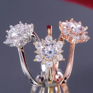 Set di anelli a fiore di cristallo in argento, oro e oro rosa con accenti in zircone