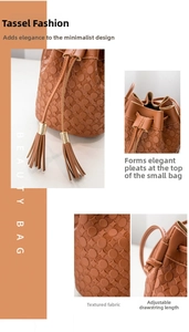 Détails du sac seau marron à franges avec texture gaufrée et fermeture par cordon de serrage