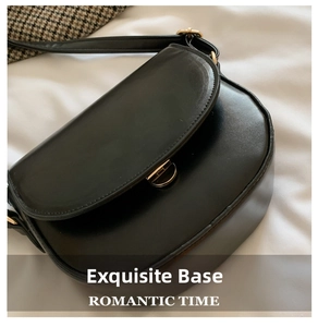 Detailansicht der schwarzen matten PU-Satteltasche mit elegantem goldenem Metallschnalle