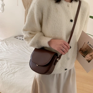 Klassische dunkelbraune Satteltasche aus Leder mit Goldschnalle zum Herbstoutfit