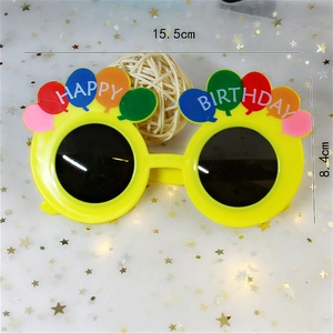 Détail de lunettes de fête Happy Birthday jaunes avec largeur de 15,5 cm et hauteur de 8,4 cm