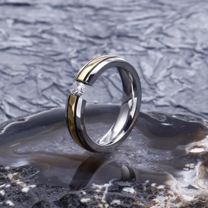 Bague en acier inoxydable poli argenté avec bords dorés et zircon rond serti tension